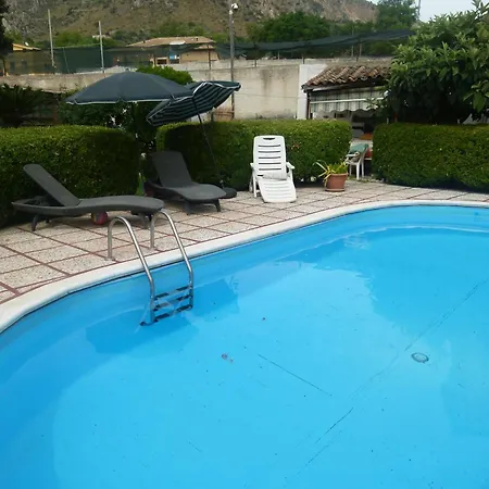 Aurora In Con Piscina Daire *