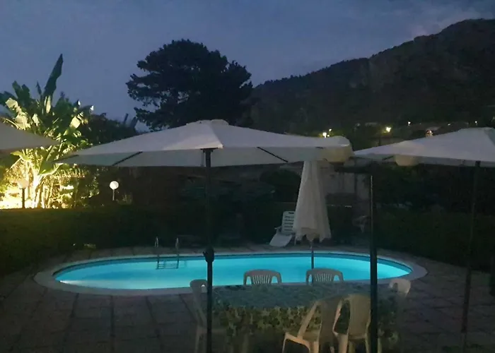 Aurora In Con Piscina アパート バゲリーア